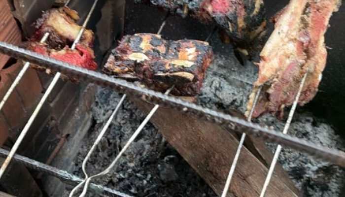 Indígenas fizeram churrasco após a invasão. (Fala Povo, Jornal Midiamax) — Foto: