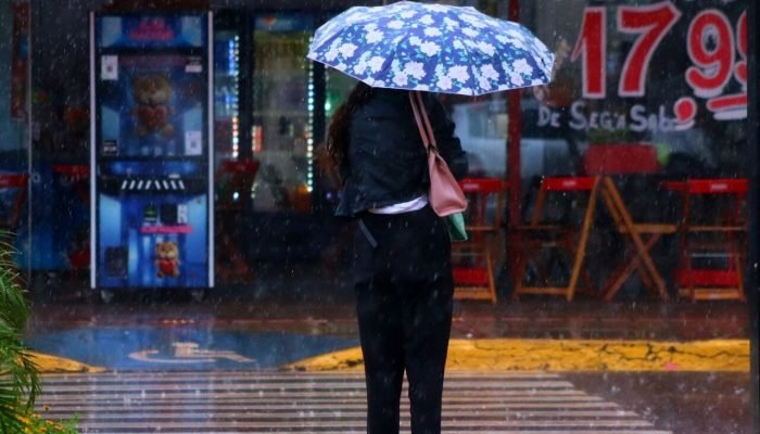 Chuva ultrapassa 40mm e alerta de tempestade permanece até terça