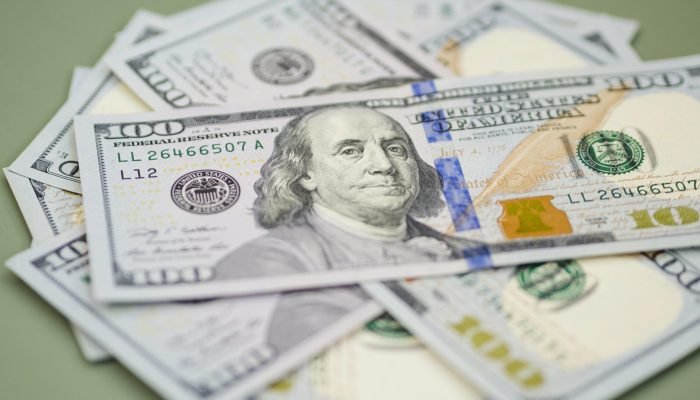 Dólar abre em queda com mercado à espera de dados de inflação nos EUA