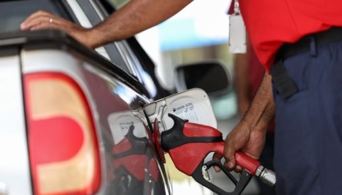 Carro sendo abastecido em posto de combustível em Brasília — Foto: Carro sendo a