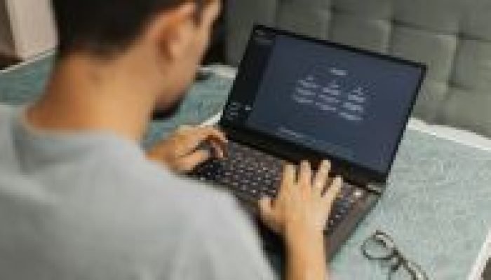 computador-chatgpt-e1770077342626