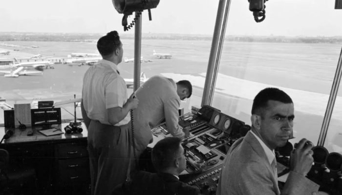 Controladores aéreos no Aeroporto de Washington — Foto: Controladores aéreos no