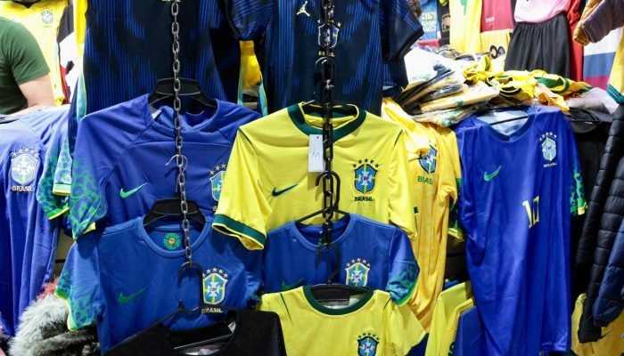 Camisas do Brasil sendo comercializadas — Foto: Camisas do Brasil sendo comercia