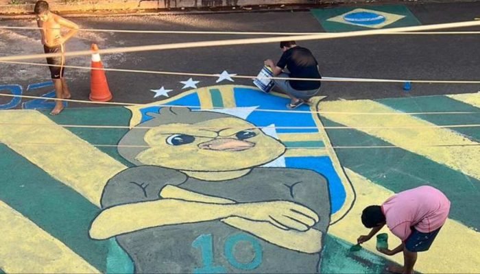 Família e vizinhos se uniram na pintura — Foto: Família e vizinhos se uniram na