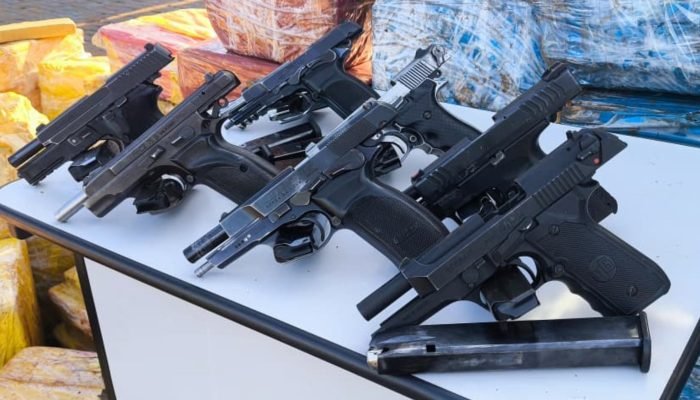 Foto: Com o grupo, sete pistolas foram apreendidas. (Divulgação, DOF)