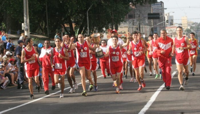 Corrida do Facho abre tradicional desfile com 24 equipes em dois naipes