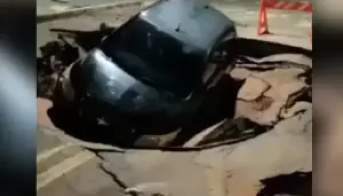 Motorista cai com carro em cratera aberta em Coxim após tempestade
