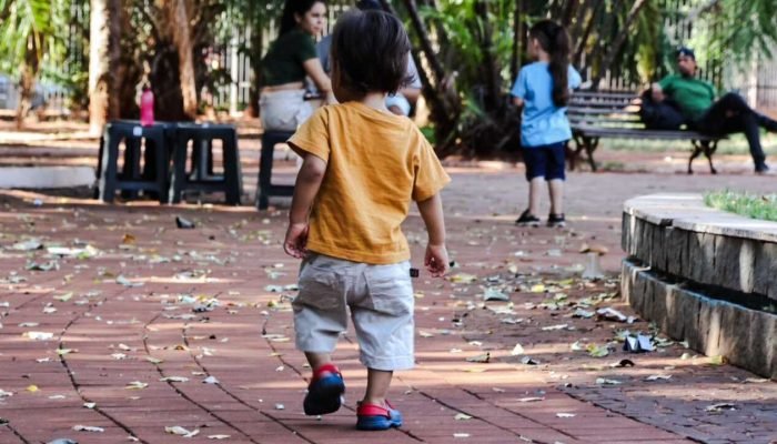 Crianças brincando em parque de Campo Grande. — Foto: Crianças brincando em parq