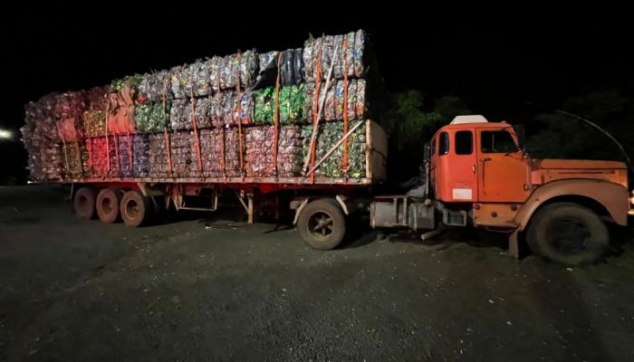 PF apreende dois caminhões com sucatas de plástico na fronteira com a Argentina