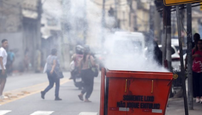 Moradores retiram cerca de 50 corpos em área de mata após operação