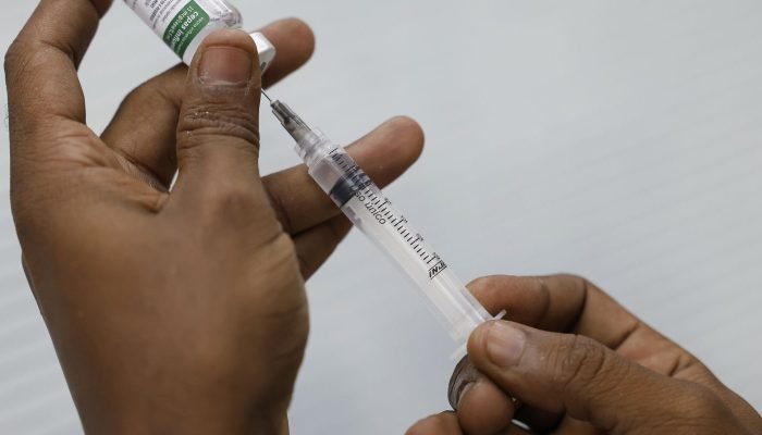 Vacinação despenca na Maré em dias de operação policial, aponta Unicef