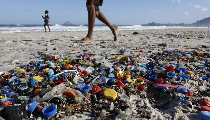 Estudo revela contaminação por micro e nanoplásticos em água, ar e alimentos