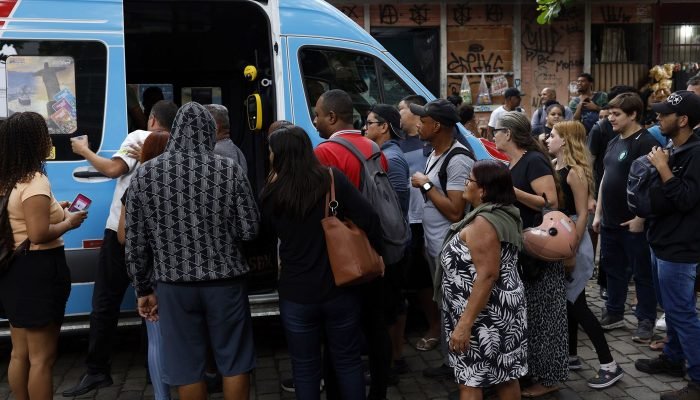 "Entrei na estação para fugir dos tiros", conta moradora do Rio