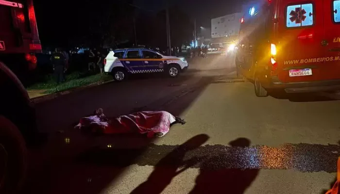 Condutor de motocicleta foi atropelado por carreta no fim da tarde de hoje (11). (Foto: Gabi Cenciarelli)