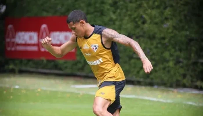 Tete, cria de Cotia, durante treino com elenco profissional do São Paulo. — Foto