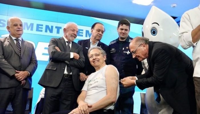 Foto: Lula observa o vice-presidente Geraldo Alckmin durante a aplicação do imun