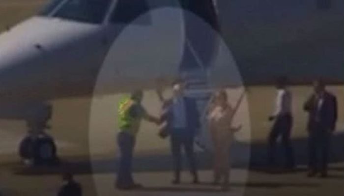 Pessoas desembarcando de um avião no pátio de um aeroporto.