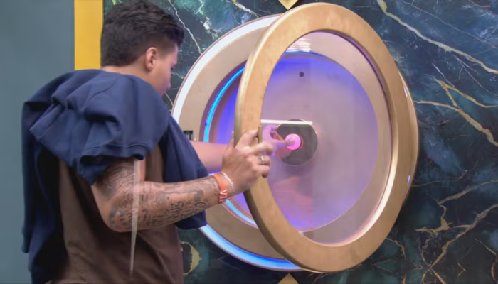 Pedro aperta o botão e desiste do BBB 26 — Foto: Pedro aperta o botão e desiste