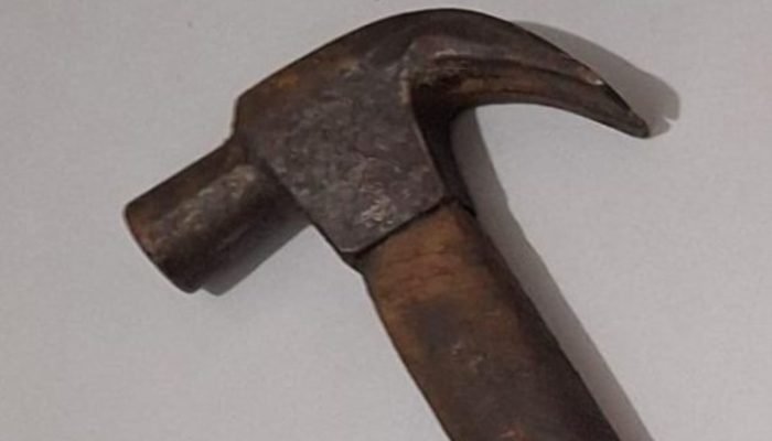 Martelo utilizado no crime. — Foto: Martelo utilizado no crime. (Reprodução, PCM