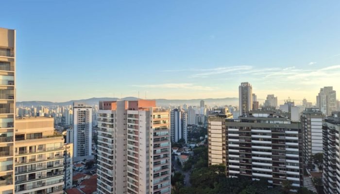 Foto: 1 de 1 Imagem colorida mostra horizonte com muitos prédios, céu azul e sol