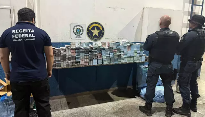 Volume do dinheiro apreendido — Foto: Volume do dinheiro, que seria usado em cer