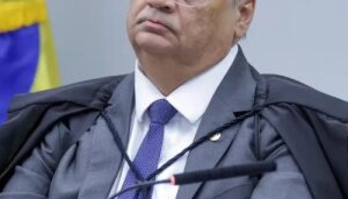 Dino determina suspensão de penduricalhos nos Três Poderes