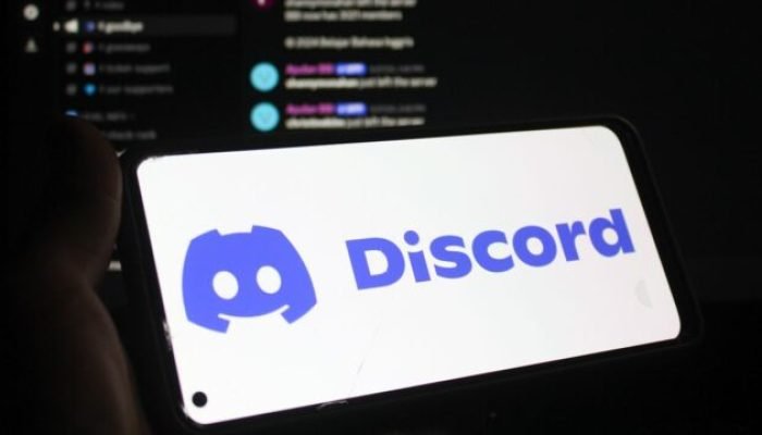 Smartphone exibindo o logotipo do Discord em fundo escuro.
