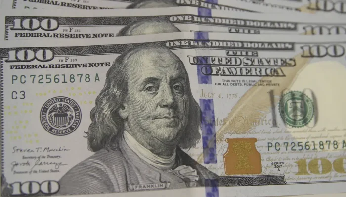 Dólar tem leve alta influenciado por cautela fiscal e "shutdown" nos EUA