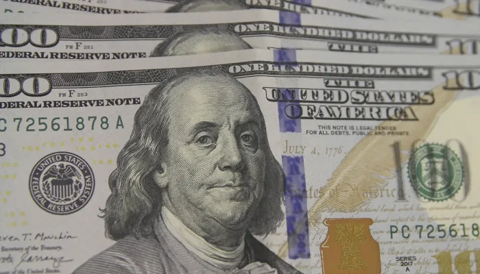 Dólar atinge R$ 5,50 em meio a tensões internacionais e domésticas