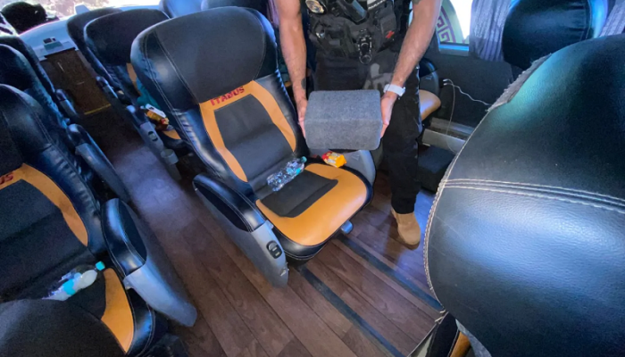 Detêm três bolivianos que transportavam 15,2 kg de cocaína sob assentos de ônibus no Chaco