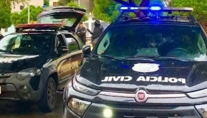 duas-viaturas-da-policia-civil-vistas-de-frente-uma-delas-esta-com-o-giroflex-ligado-ao-fundo-aparecem-algumas-arvores-a-foto-foi-feita-na-luz-do-dia-_1_39427