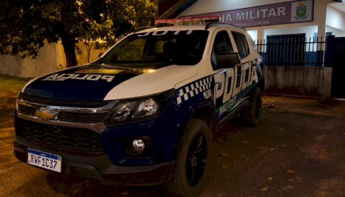 Viatura da Polícia Militar estacionada em frente ao posto policial.
