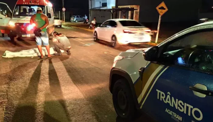 Homem caído no chão após ser socorrido pelo Samu (Foto: Kamila Alcântara)