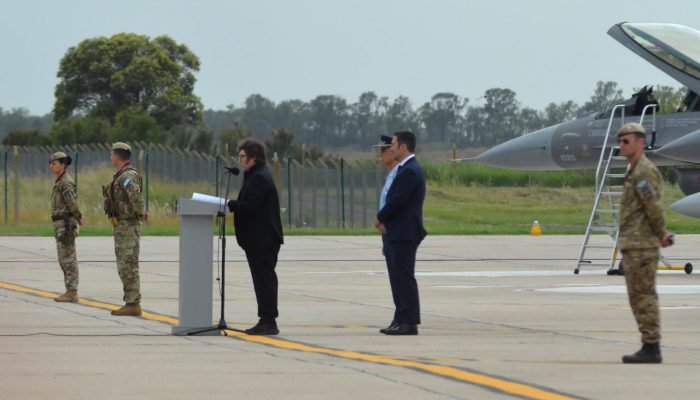 Governo de Milei cria órgão que contesta informações falsas na imprensa