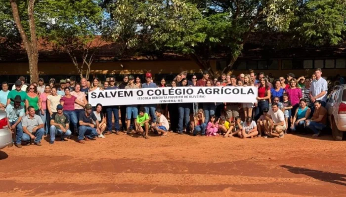 Comunidade se reuniu em frente ao Colégio Agrícola, na Vila Cristina, para cobra