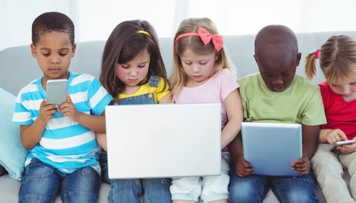 eca-digital-entra-em-vigor-e-define-regras-para-criancas-na-internet