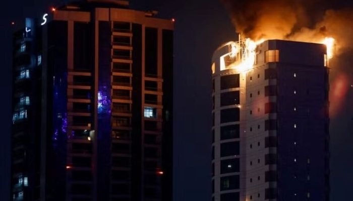 Foto: Prédio residencial no Bahrein pegando fogo após ataque iraniano com drone