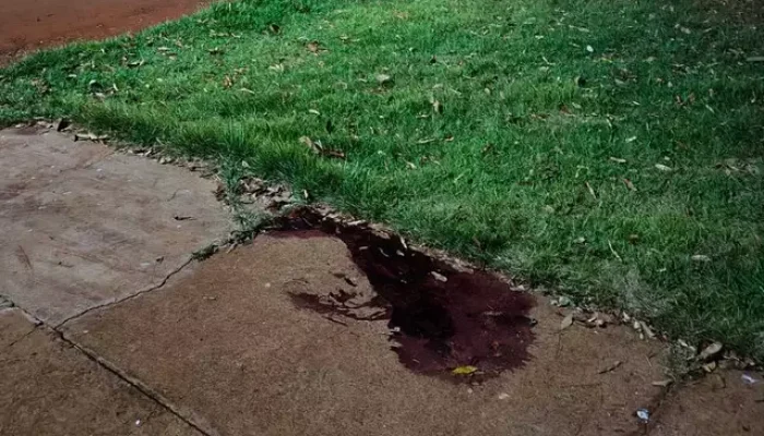 Calçada em frente à delegacia de Itaporã suja de sangue após Gabriel ser baleado (Foto: Direto das Ruas)