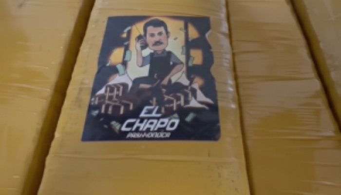 Com caricatura de 'El Chapo', 1,2 tonelada de droga é apreendida em carro roubado