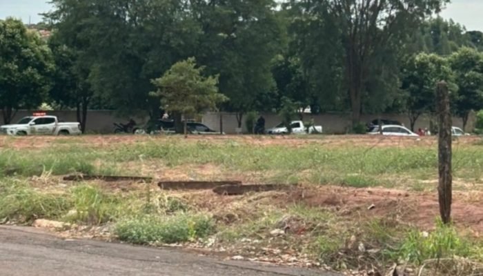Foto: Equipes da Perícia e Polícia Civil no cemitério, realizando diligências. (