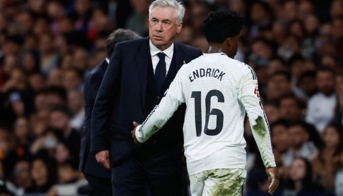 Endrick desembarca na França — Foto: Carregando