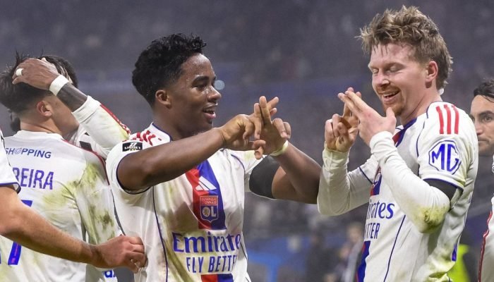 Endrick e Pavel Sulc comemoram gol do Lyon sobre o Stade Brestois — Foto: Endric