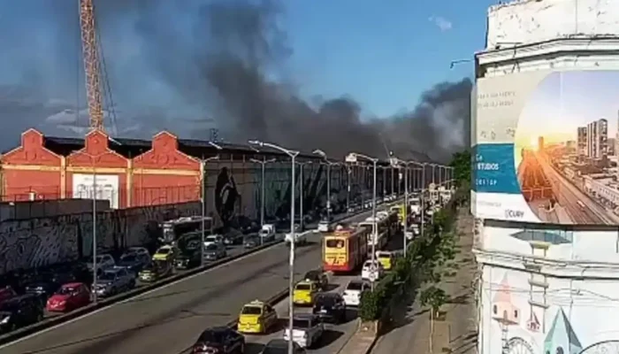 Incêndio atinge barracão de escola de samba na zona portuária do Rio