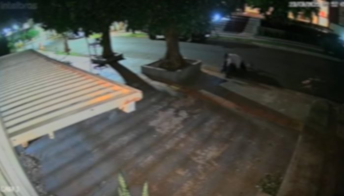 Foto: Vítima foi arrastada pela Rua Hermelita de Oliveira Gomes. (Foto: Reproduç