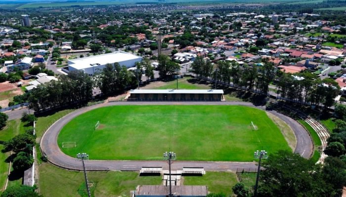 Foto da torre de iluminação do Estádio Virotão atingida pelo roubo de fiação. —