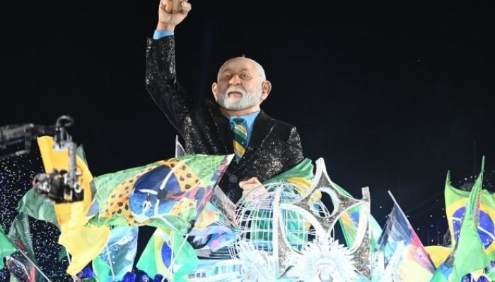 Estátua do presidente Lula durante desfile da Acadêmicos de Niterói na Sapucaí —