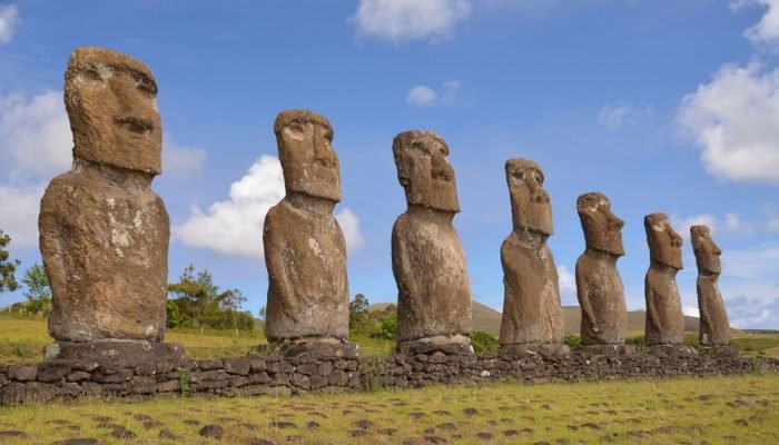 Réplica de um Moai em movimento — Foto: Busca Gazeta do Povo