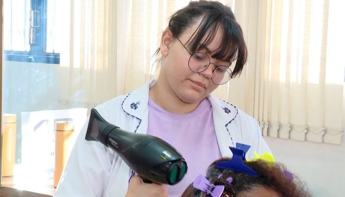 estudante_em_curso_de_cabeleireiro_do_senac.jpg