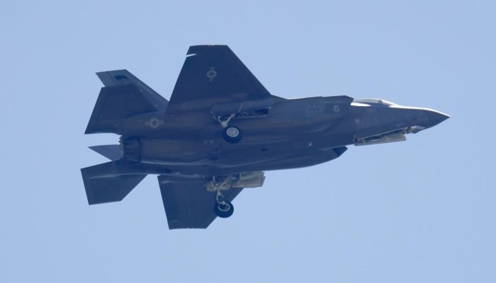 EUA derrubam drone iraniano que se aproximou do porta‑aviões Abraham Lincoln