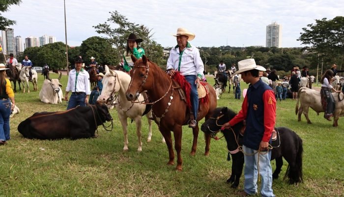 Famílias reunidas para desfile pantaneiro na Capital. — Foto: Famílias reunidas